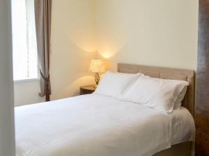 A bed or beds in a room at Stable Cottage 