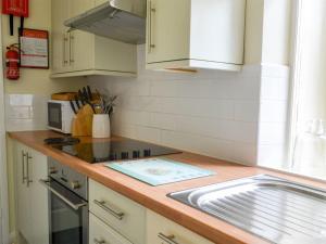 A kitchen or kitchenette at Stable Cottage 