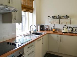 A kitchen or kitchenette at Stable Cottage 