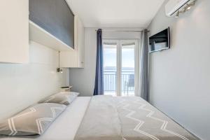 a bedroom with a large bed with a window at Ventula in Mimice