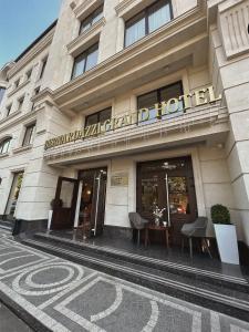 キシナウにあるBernardazzi Grand Hotelのホテルの建物