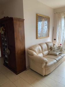 un soggiorno con divano in pelle e armadio di CasaSummonte a Summonte