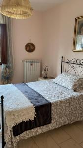 una camera con un letto con una coperta blu e bianca di CasaSummonte a Summonte