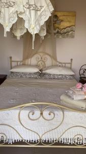 2 Betten in einem Schlafzimmer mit weißer und grauer Bettwäsche in der Unterkunft CasaSummonte in Summonte
