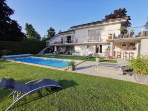 a house with a swimming pool in the yard at Villardy in Châtillon-sur-Chalaronne