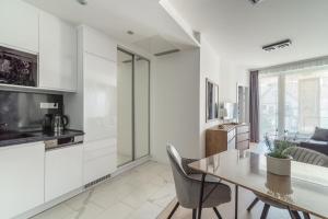 Kuchyňa alebo kuchynka v ubytovaní Spa Residence Carbona Hévíz Apartments KAKADU 203 B