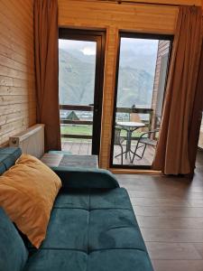 Predel za sedenje v nastanitvi Kazbegi Twins