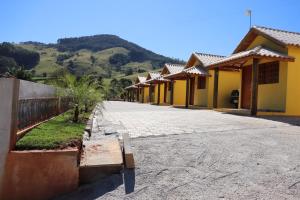 a row of houses with a bench in front of them at Pousada Ipê da Serra in Socorro