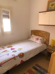 ein Schlafzimmer mit einem Bett und einem Fenster in der Unterkunft Vinaros : Maison de Ville à 100m de la plage in Vinarós