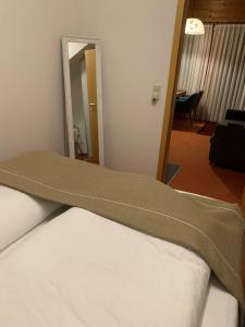 En eller flere senge i et værelse på Ferienwohnung Landsberg am Lech