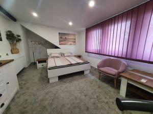 Posteľ alebo postele v izbe v ubytovaní VILLA NEAPOLiS