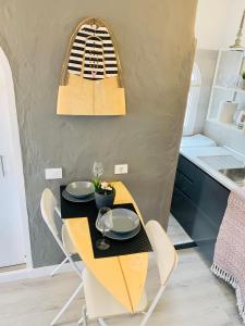 een eetkamer met een gele tafel en stoelen bij Azzurro house in Cotillo