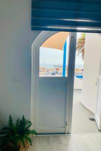 an open door with a view of the beach at Azzurro house in El Cotillo