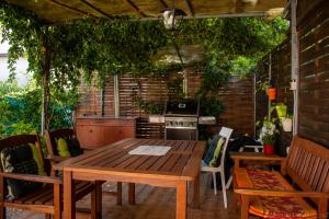 Une table et des chaises en bois sont disponibles sur la terrasse. dans l'établissement Apartment Duka, à Krk