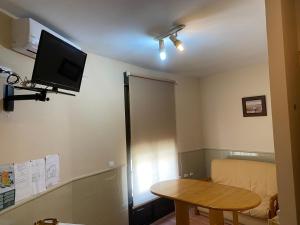 TV a/nebo společenská místnost v ubytování Apartamentos Rurales "La Fuentecilla"