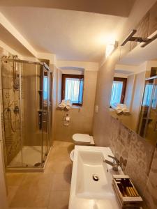 een badkamer met een wastafel, een douche en een toilet bij RELAIS SAN MARCO LUXURY GUEST HOUSE in Volturino