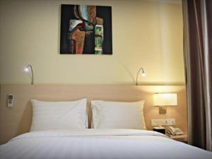 Postel nebo postele na pokoji v ubytování Biz Hotel Batam