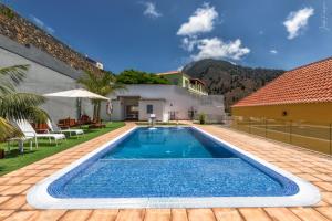 una piscina en el patio trasero de una casa en Casa Dianayer, en El Paso