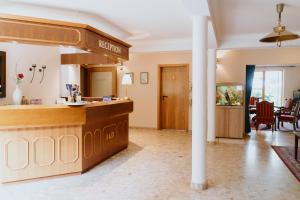 a lobby with a reception counter and a living room at Hotel An den Bleichen in Stralsund
