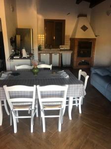 - Sala de estar con mesa y sillas en Casa vacanze L'ulivo Burgio, en Burgio