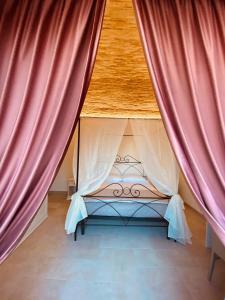 A bed or beds in a room at RELAIS SAN MARCO LUXURY GUEST HOUSE Még 37 kép