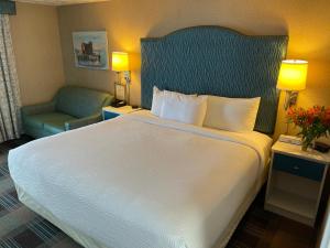 Кровать или кровати в номере King's Port Inn