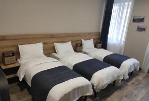 Letto o letti in una camera di Northgate Hotel Kazbegi