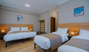 Letto o letti in una camera di Northgate Hotel Kazbegi