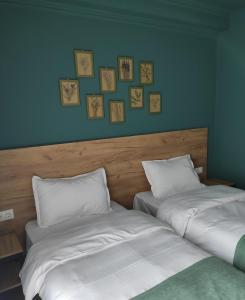 Letto o letti in una camera di Northgate Hotel Kazbegi
