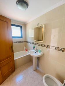 A bathroom at Cumbre Loix Benidorm