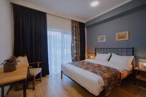 Letto o letti in una camera di Northgate Hotel Kazbegi
