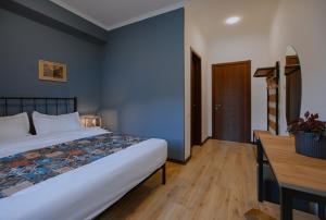 Letto o letti in una camera di Northgate Hotel Kazbegi