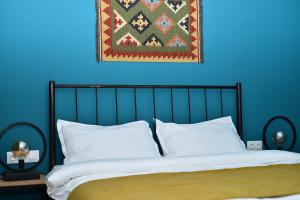 Letto o letti in una camera di Northgate Hotel Kazbegi