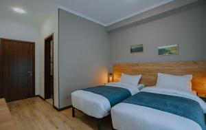 Letto o letti in una camera di Northgate Hotel Kazbegi