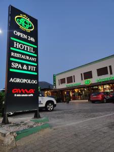 Želino的住宿－Agropolog Hotel & Spa，停车场前的酒店标志