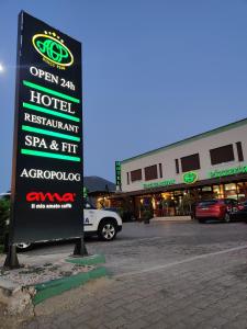 ein Hotelschild vor einem Parkplatz in der Unterkunft Agropolog Hotel & Spa in Želino