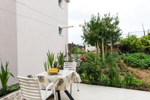 una mesa y sillas en un balcón con jardín en Guesthouse Matusic, en Dubrovnik