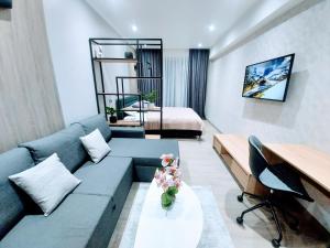a living room with a blue couch and a table at AVENUE APARTMENTS-Hermes in Chişinău