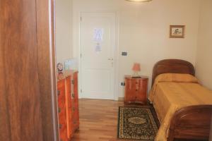 ガリポリにあるB&B Juliaのベッドルーム1室(ベッド1台、ドレッサー、ドア付)