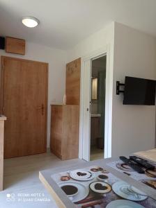 kuchnia ze stołem z płytami w obiekcie Apartma Aurora w mieście Kranjska Gora