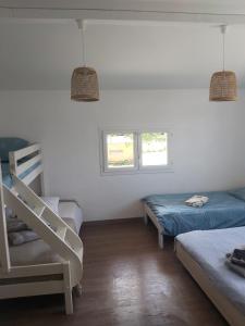 Ένα ή περισσότερα κρεβάτια σε δωμάτιο στο Charmante maison basque. Idéale famille & enfants +28 φωτογραφίες