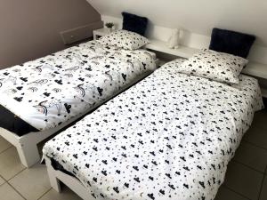 Postelja oz. postelje v sobi nastanitve Maison 2ch - 4 pers en Picardie parking gratuit by La Source d'OrFée