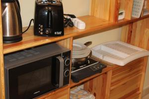 una cucina con forno a microonde e macchinetta del caffè di Hill Studio Tata a Tata