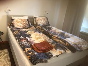 łóżko z kołdrą i poduszkami w obiekcie Market place Jakobstad Pietarsaari 53m2 w mieście Jakobstad