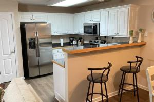 Kitchen o kitchenette sa Charming townhouse ideally situated in Winder, GA