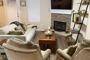 Seating area sa Charming townhouse ideally situated in Winder, GA