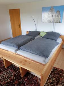 Postel nebo postele na pokoji v ubytování Ulmer Münster Blick