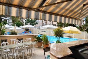 Bazén v ubytování San Remo Hotel nebo v jeho okolí