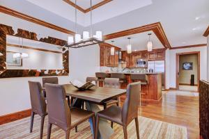 Köök või kööginurk majutusasutuses The Vail Collection at the Ritz Carlton Residences Vail