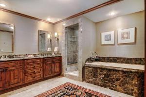 Vannituba majutusasutuses The Vail Collection at the Ritz Carlton Residences Vail